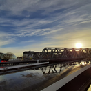 Die neue Eisenbahnüberführung Berliner Tor. Am Horizont die tief stehende Sonne