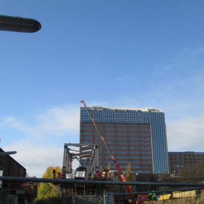 Baustelle der Eisenbahnüberführung Berliner Tor. Frontalansicht des neuen Brückenbauwerks