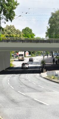 Visualisierung: Blick in Richtung Norden auf die modernisierte Eisenbahnüberführung „Ferdinandstor“ in Hamburg (Dezember 2020) [Quelle: DB Netz AG/Schüßler-Plan Ingenieurgesellschaft mbH]