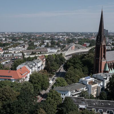 Visualisierung der neuen Stabbogenbrücke aus der Vogelperspektive als Fotomontage im Hamburger Stadtbild