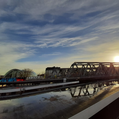 Die neue Eisenbahnüberführung Berliner Tor. Am Horizont die tief stehende Sonne