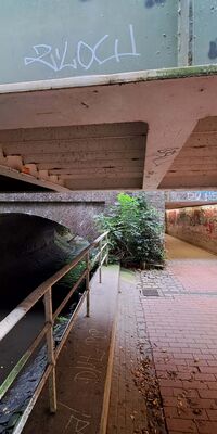 Blick in Richtung Südwesten auf die historische Gewölbebrücke der Eisenbahnüberführung Mühlenau in Hamburg (2023)