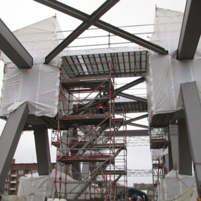 Blick in die Stahlkonstruktion der neuen Eisenbahnüberführung Berliner Tor