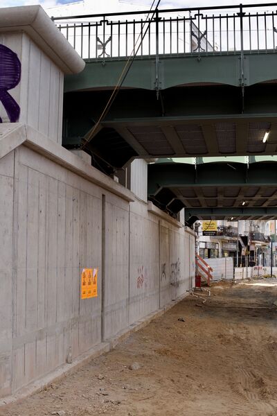 Blick auf eines der neuen Widerlager, welches noch verklinkert wird.