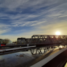 Die neue Eisenbahnüberführung Berliner Tor. Am Horizont die tief stehende Sonne