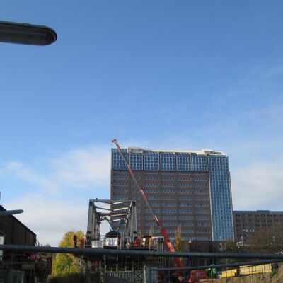 Baustelle der Eisenbahnüberführung Berliner Tor. Frontalansicht des neuen Brückenbauwerks