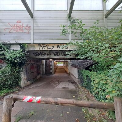 Blick in Richtung Nordosten auf die Eisenbahnüberführung Mühlenau in Hamburg (2023)