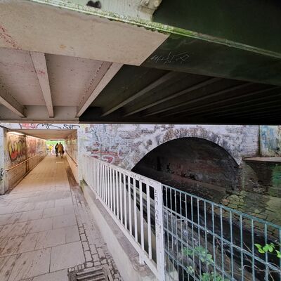 Blick in Richtung Nordosten auf die historische Gewölbebrücke der Eisenbahnüberführung Mühlenau in Hamburg (2023)
