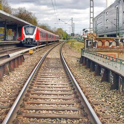 Blick von der Eisenbahnüberführung „Schanzenstraße“ zur S-Bahn-Station „Sternschanze“ (Januar 2021) [Quelle: DB InfraGO AG]