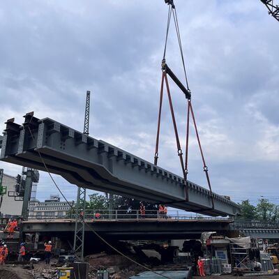 Einhub der Hilfsbrücke
