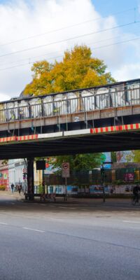 Visualisierung: Die neue Sternbrücke in Hamburg mit Blickrichtung Westen (November 2020) [Quelle: DB InfraGO AG/TUO LI | VIRTUAL ESTATE | 2020]