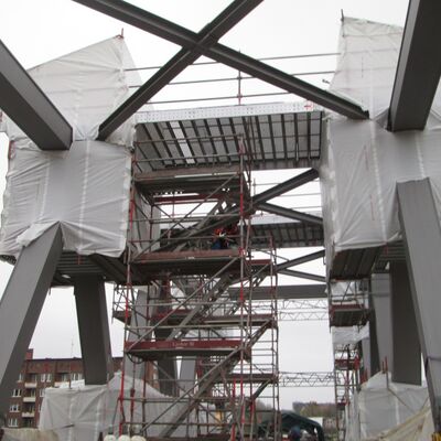 Blick in die Stahlkonstruktion der neuen Eisenbahnüberführung Berliner Tor