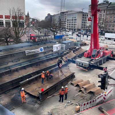 Einhub der Hilfsbrücke