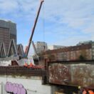 Baustelle der Eisenbahnüberführung Berliner Tor. Rechts ein Mobilkran.