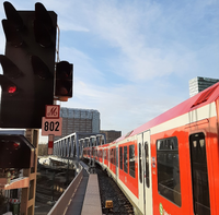 Eine rote Hamburger S-Bahn überquert die neue Eisenbahnüberführung Berliner Tor