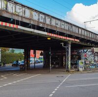 Die bestehende Eisenbahnüberführung Sternbrück von der Staße aus fotografiert