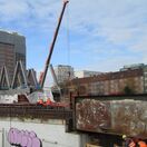 Baustelle der Eisenbahnüberführung Berliner Tor. Rechts ein Mobilkran.