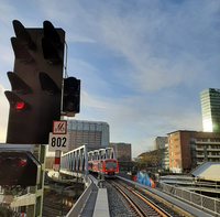 Eine rote Hamburger S-Bahn fährt auf der neuen Eisenbahnüberführung Berliner Tor