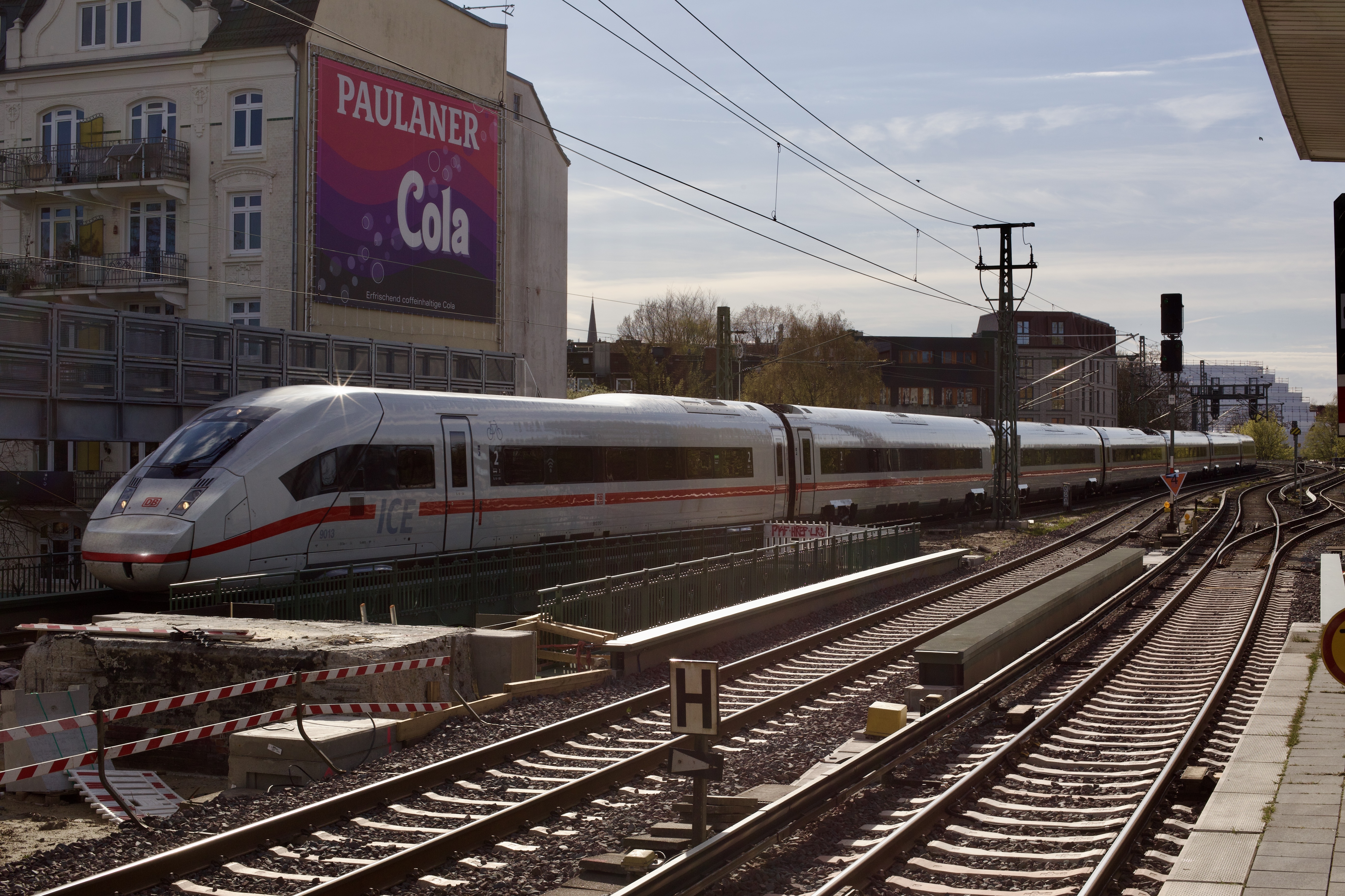 Ein ICE überfährt die neuen Eisenbahnbrücke.