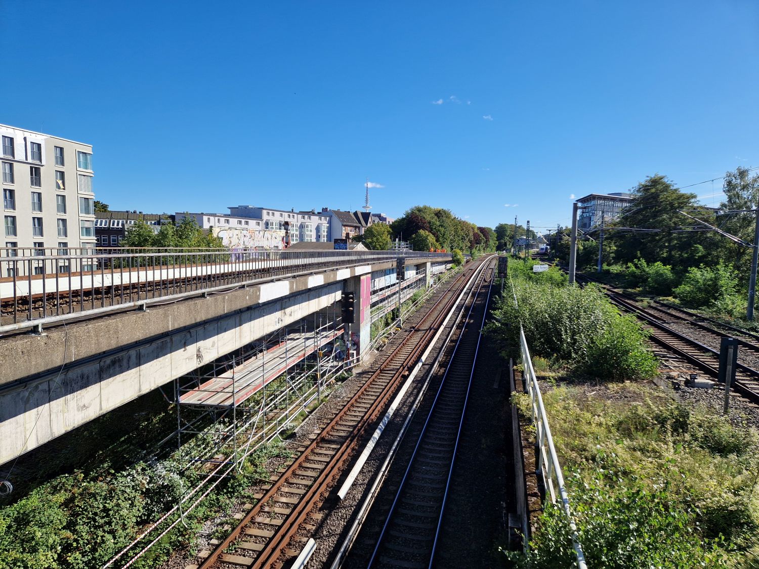 Blick auf die Eisenbahnüberführung Holstenstraße aus der Vogelperspektive